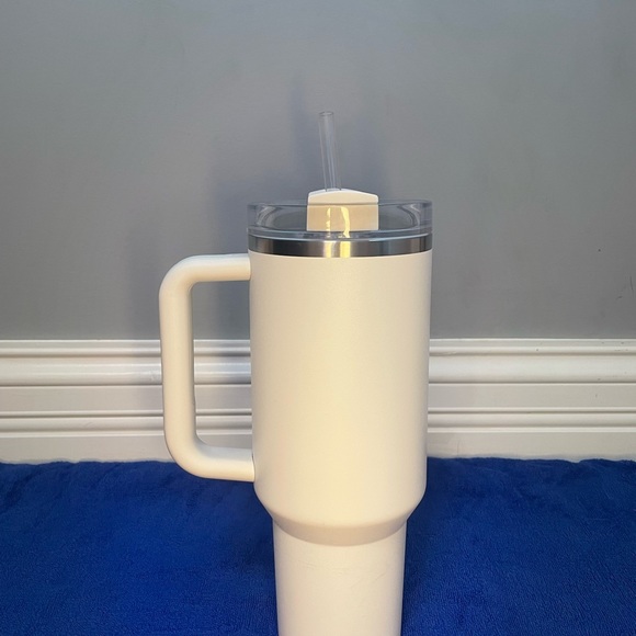 WHITE USED ONCE 40 OZ WHITE STANLEY - Picture 4 of 12